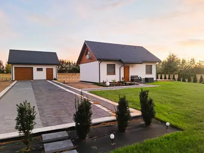 Dom prefabrykowany z wolnostojącym garażem