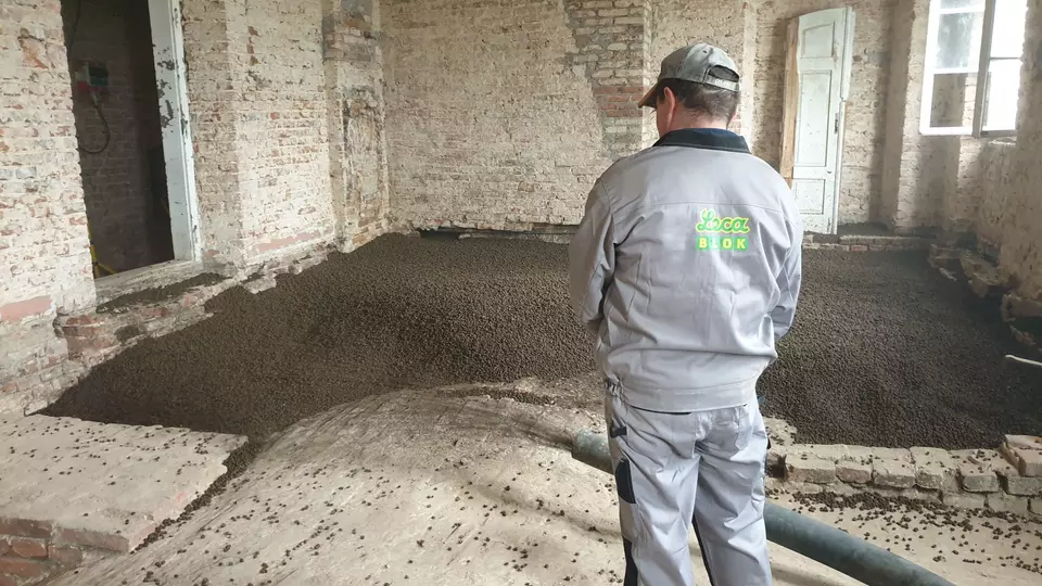 Układanie kruszywa na stropie